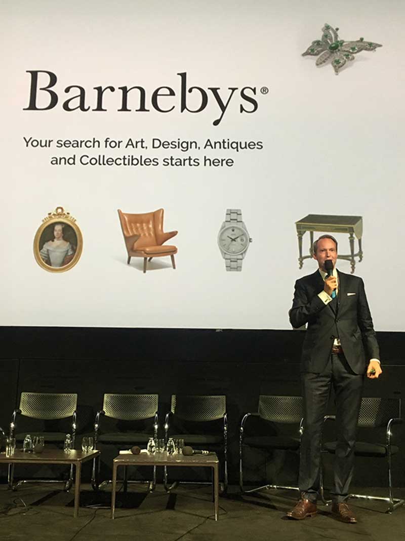 Pontus står på en scen