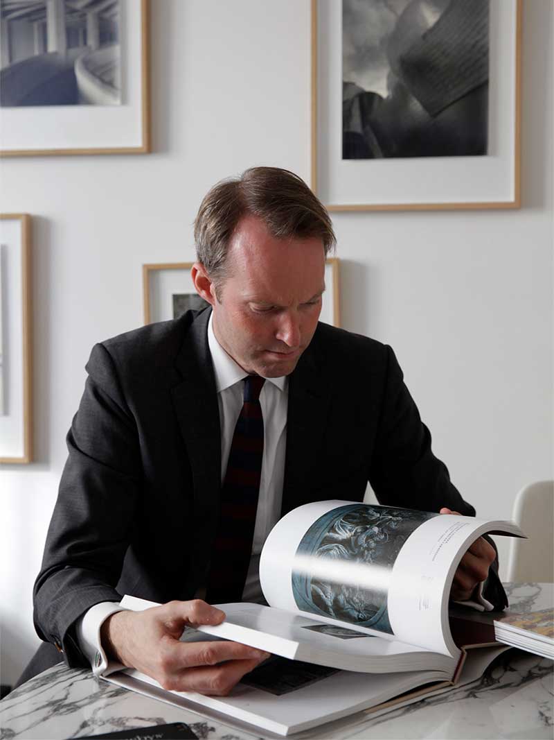 Pontus som kollar i en katalog